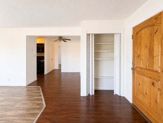 Building Photo - West Valley Condo with Prime Location in West Valley!