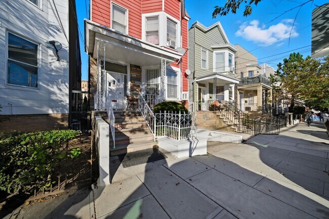 Building Photo - 222 47th St