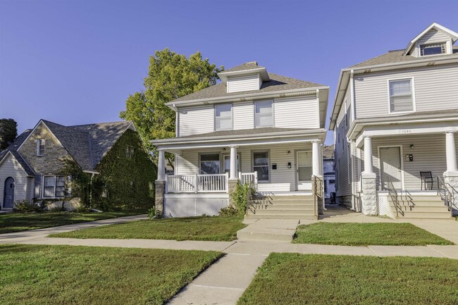 Building Photo - 1640 E ST-2