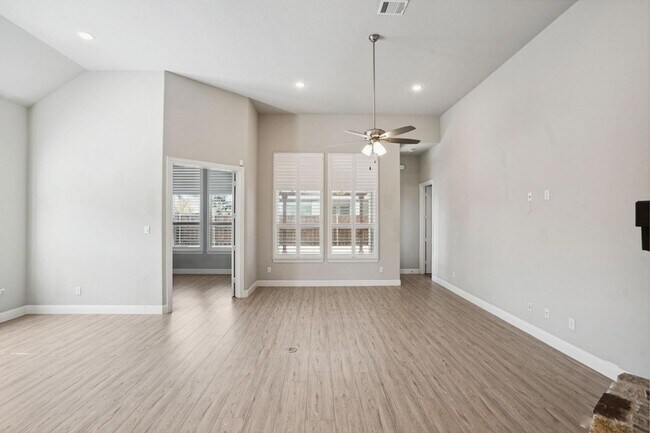 Foto del edificio - 2051 Summerside Ln