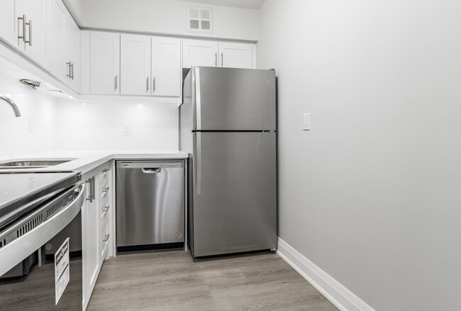 Building Photo - 45 Charlton Ave W