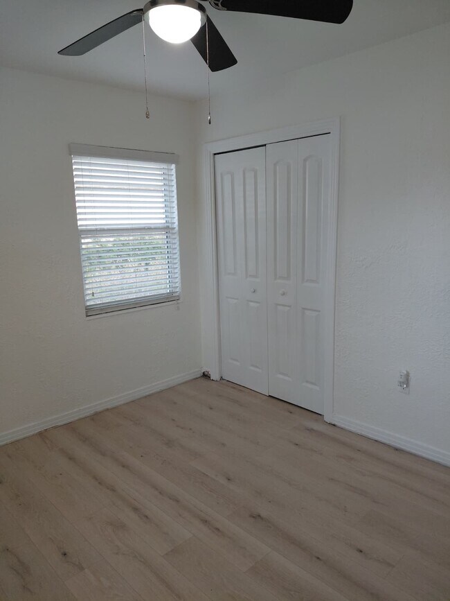 Building Photo - 1003 39th Ave W