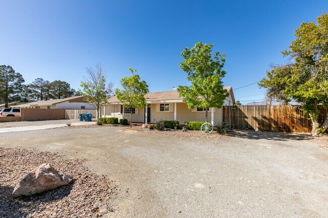 Building Photo - Single story No HOA with a POOL
