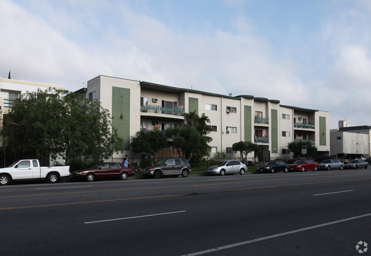 Foto del edificio - 6701 Woodman Ave