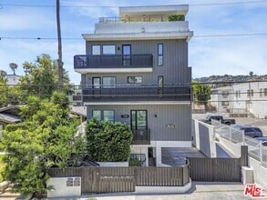 Building Photo - 1447 N Martel Ave