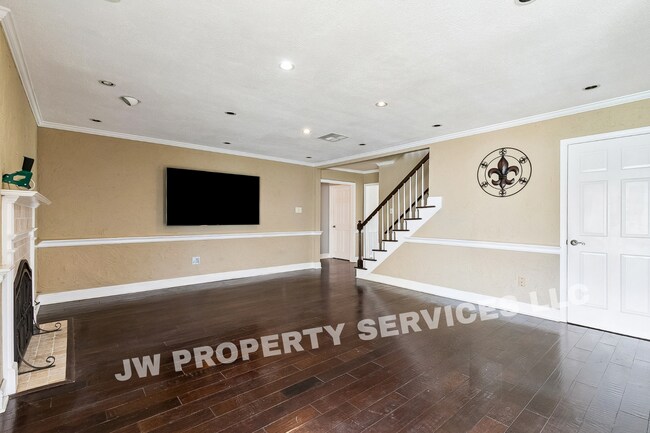 Building Photo - Spacious Metairie Home with Pool Access, Gated Entry & Modern Conveniences