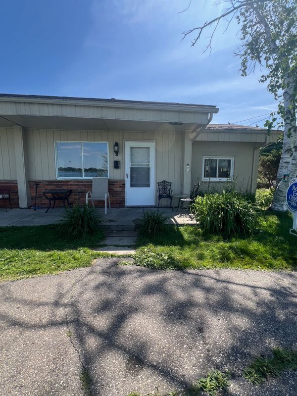 Foto principal - 9237 N River Rd