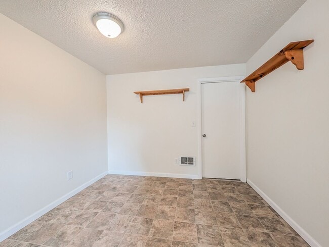 Building Photo - 15901 Manor Way