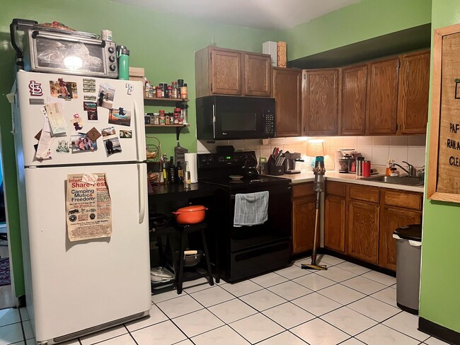 Building Photo - Sheridan Park / Uptown - 3 Bed / 1 Bath