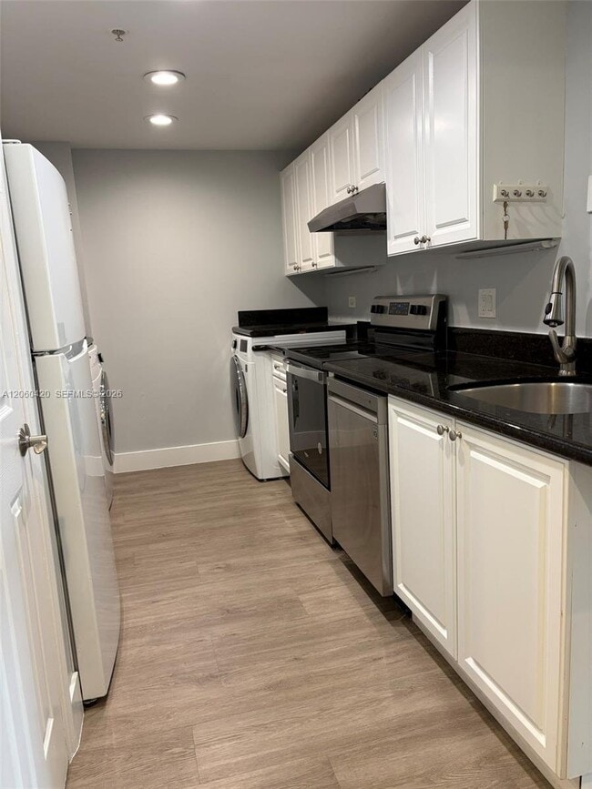 Building Photo - 2100 Greenview Shores Blvd