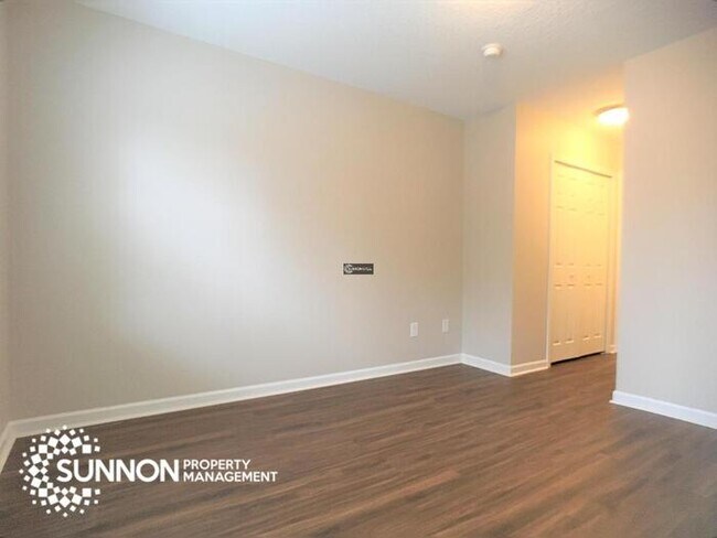 Foto del edificio - Beautiful End Unit Townhome in Mallard Creek!