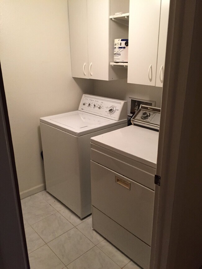 Foto del edificio - "Charming 1-Bedroom Condo with Cozy Fireplace in Aurora's Apple Tree East Community!"