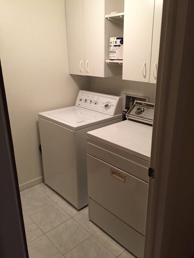 Photo - "Charming 1-Bedroom Condo with Cozy Fireplace in Aurora's Apple Tree East Community!"