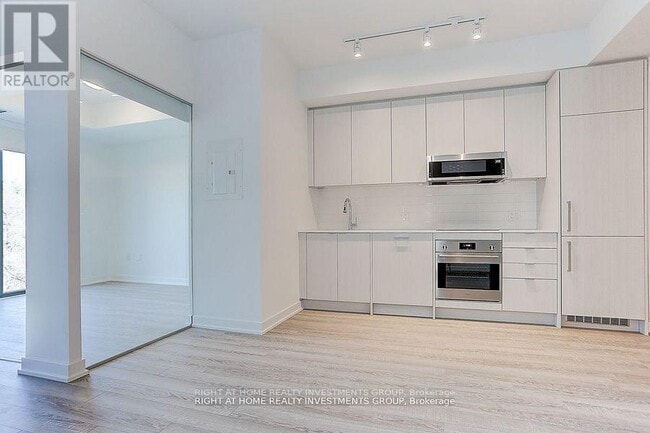 Photo du bâtiment - 250-250 Lawrence Ave W