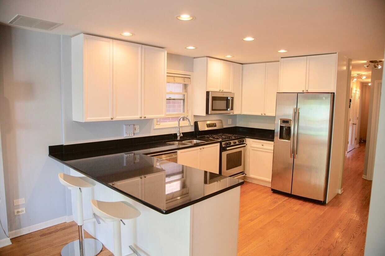 Foto principal - 3223 N Racine Ave