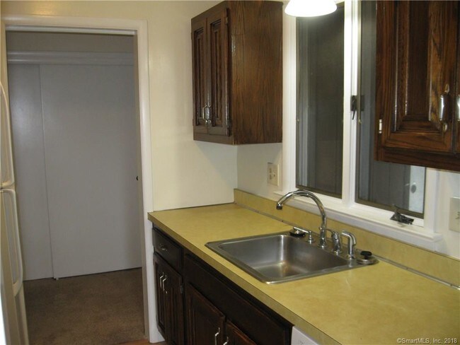 Foto del edificio - 136 Deer Hill Ave
