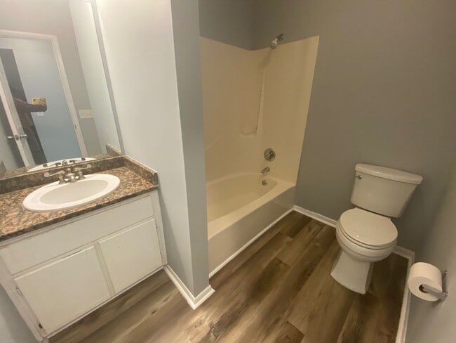 Foto del edificio - Centrally Located Duplex Unit w/Easy Acces...