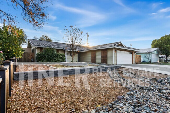 Building Photo - Charming 3-Bedroom Home in Desirable Citru...