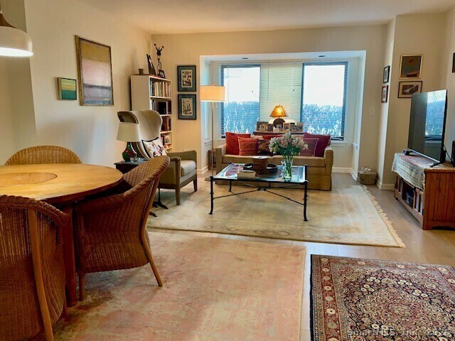 Foto del edificio - 350 Grovers Ave