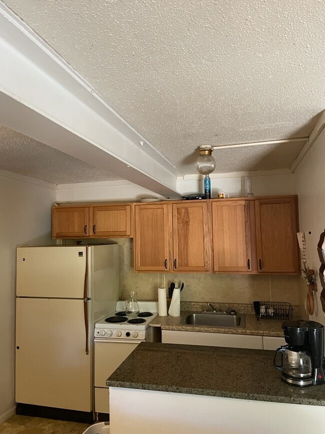 Kitchen - 956 Commercial Ln