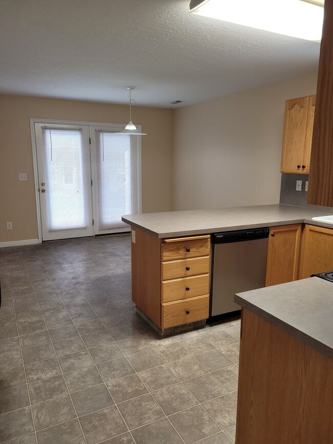 Building Photo - 2 Bed, 1.5 Bath Townhome in North Ogden with Private Patio – 2 Weeks Free Rent!