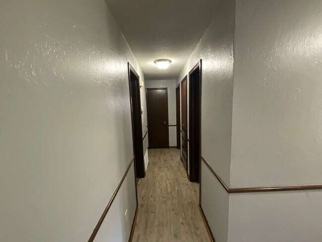 Building Photo - Nice 3bed, 1 1/2 bath. 2 car garage