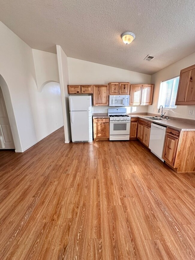 Building Photo - 4 bed 2 bath    50 inch flat screen if you...