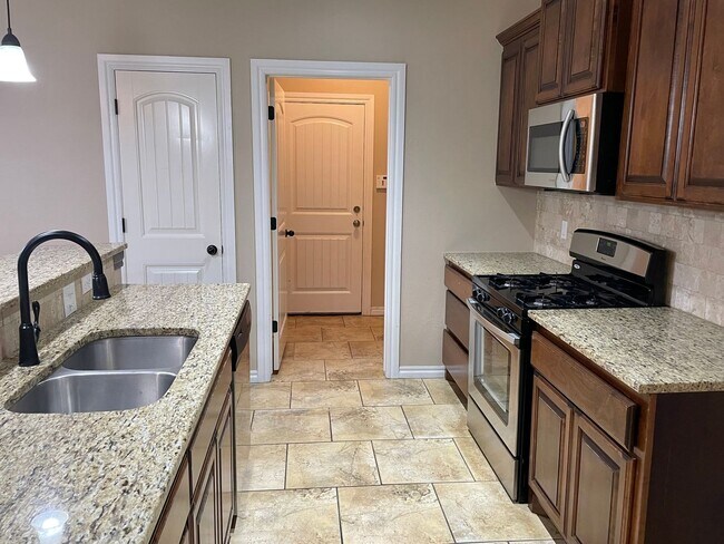 Foto del edificio - 4 Bed, 2 Bath with Neighborhood Pool and D...