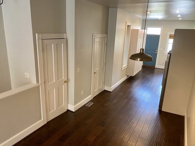 Building Photo - 4 Bedroom MODERN Townhome in Station North...