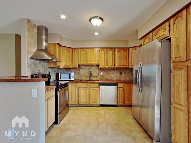 Building Photo - 347 Leona Dr