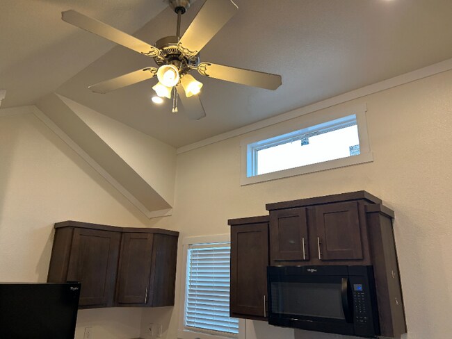 Foto del edificio - 5215 Crestway Rd