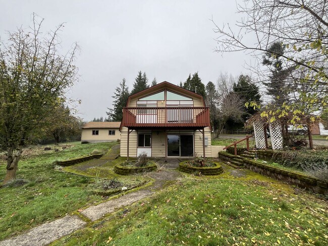 Foto del edificio - Beautiful Multi-Level Home with Vaulted Ceilings & Stunning Wood Accents