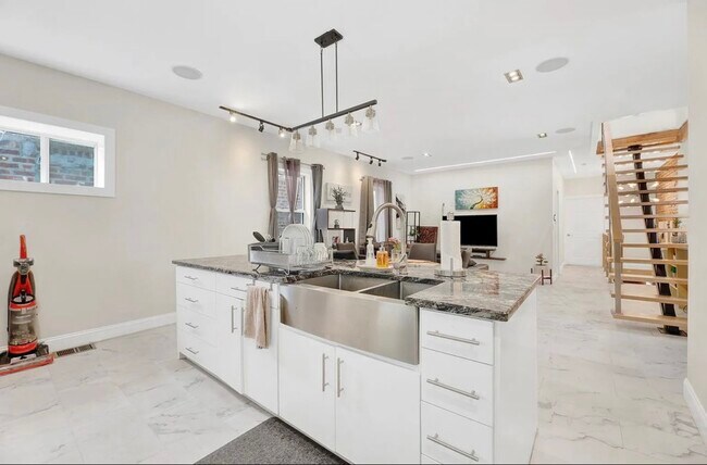 Building Photo - 2552 Morgan Ave