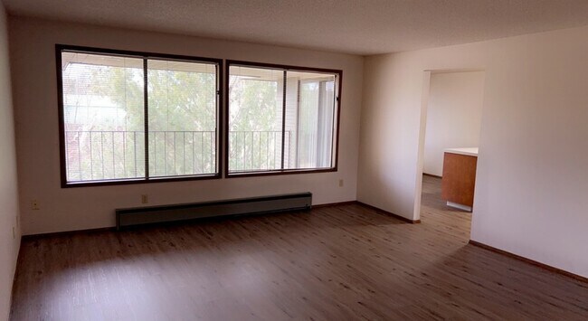 Building Photo - 405 La Villa Dr