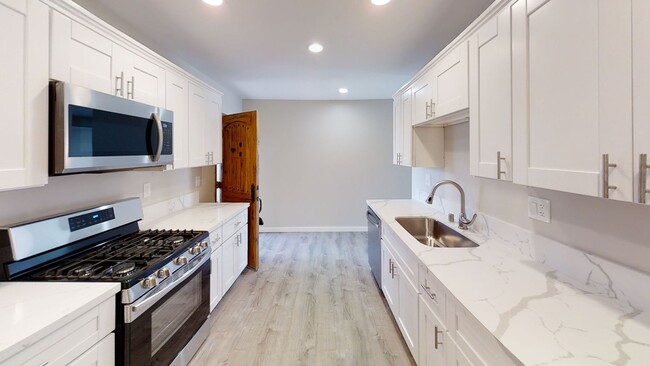 Building Photo - Spacious 5 BR 2 BA!