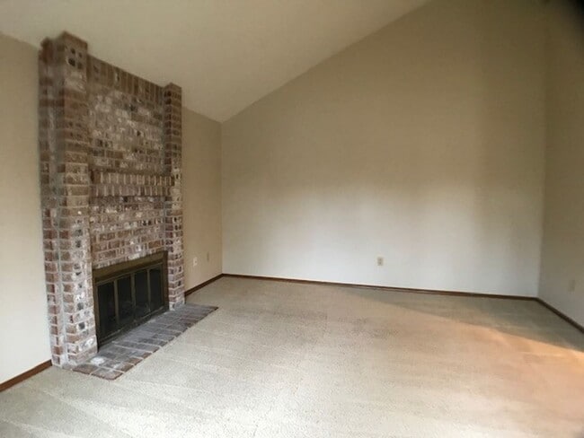 Building Photo - Beaverton Home Down The Street From Nike -...