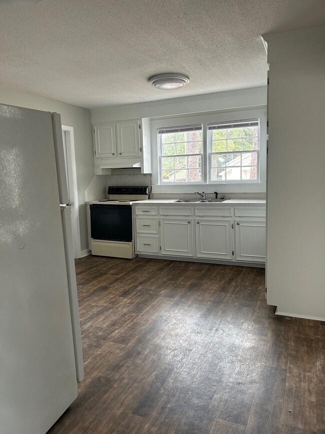 Foto del edificio - 2100 Woodward Dr