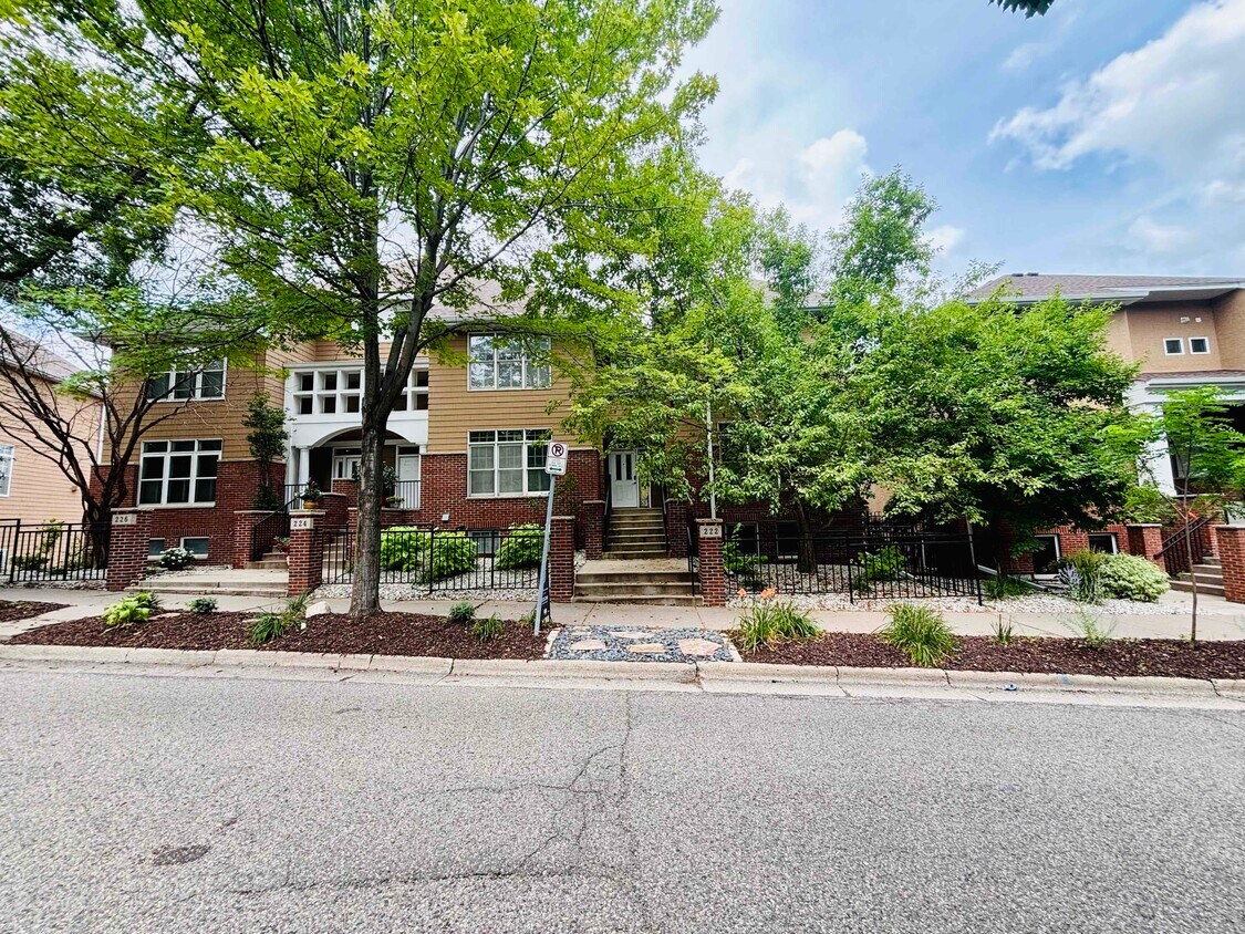 Foto principal - 222 Ridgewood Ave