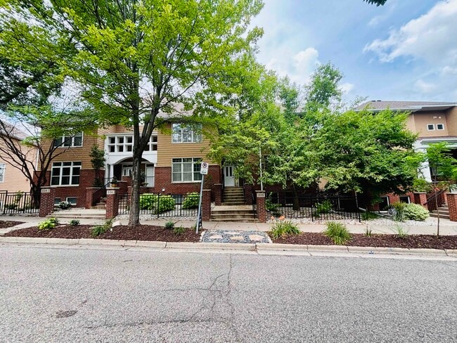 Building Photo - 222 Ridgewood Ave