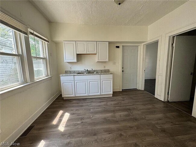 Building Photo - 13214 Svec Ave