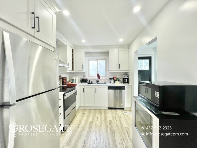 Photo du bâtiment - Charming 3-Bedroom Detached Home with Balc...