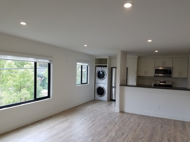 Building Photo - 530 S Irena Ave