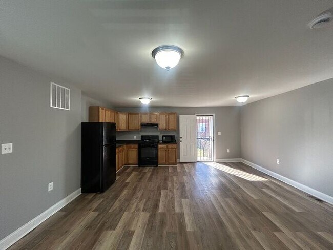 Foto del edificio - 4 Bedrooms with 2 full bathroom