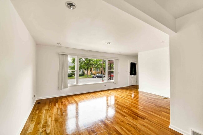 Building Photo - 2725 N Oak Park Ave