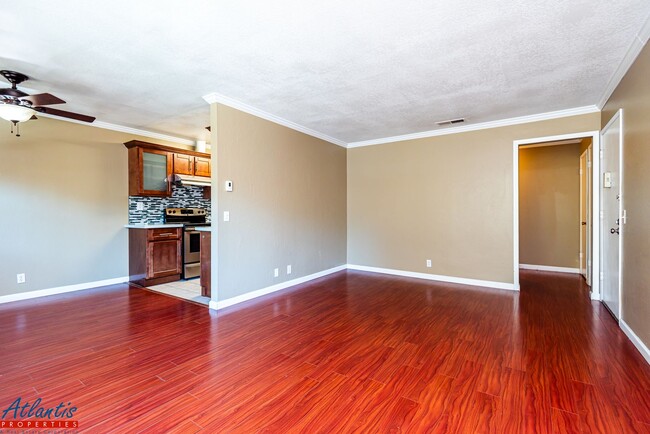 Building Photo - Lovely Condo | Remodeled Kitchen | Central Location