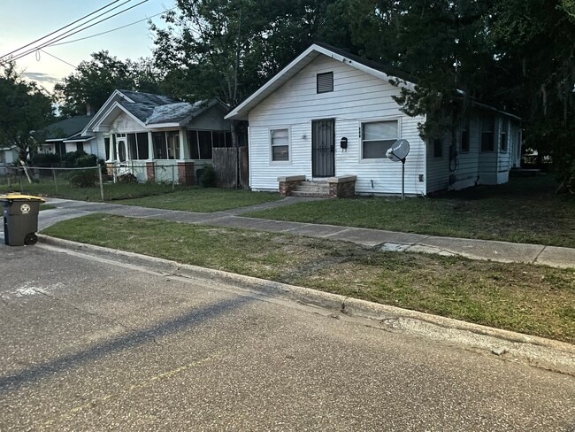 Building Photo - 617 Ivy St