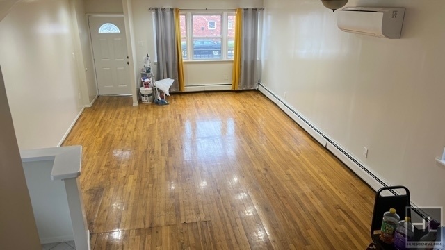 Building Photo - BEAUTIFUL SUNNY & LARGE  DUPLEX 2 BEDROOM ...