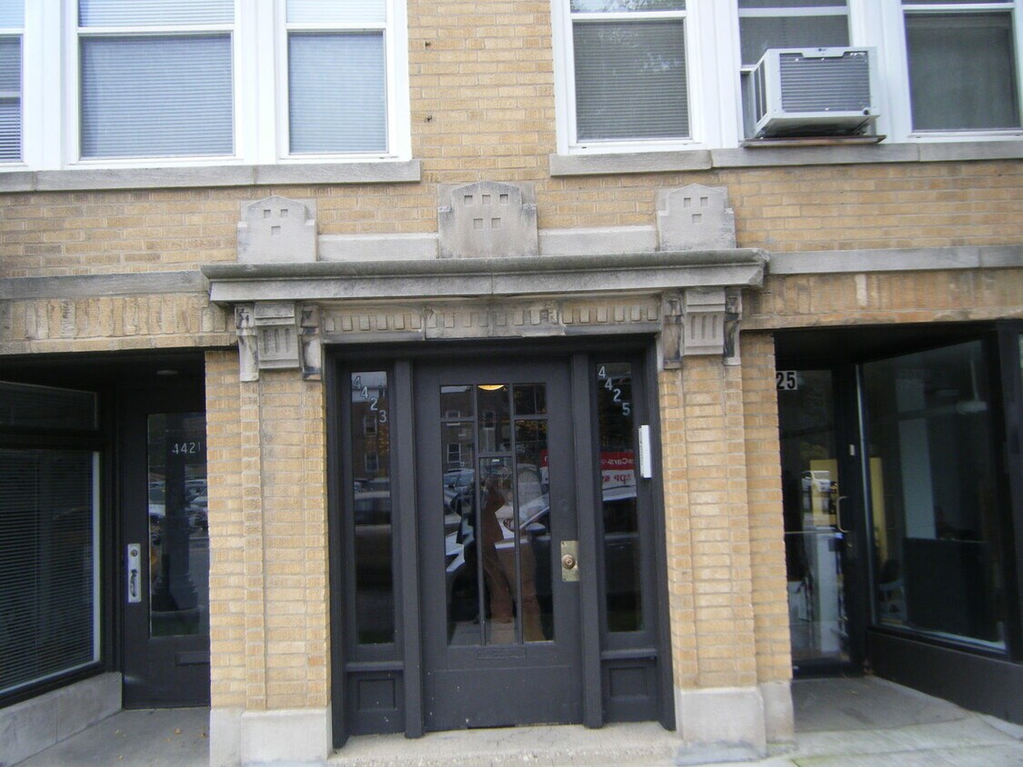 Foto principal - 4423 W Irving Park Rd