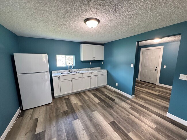 Building Photo - Cute 2 bedroom house in Rock Island