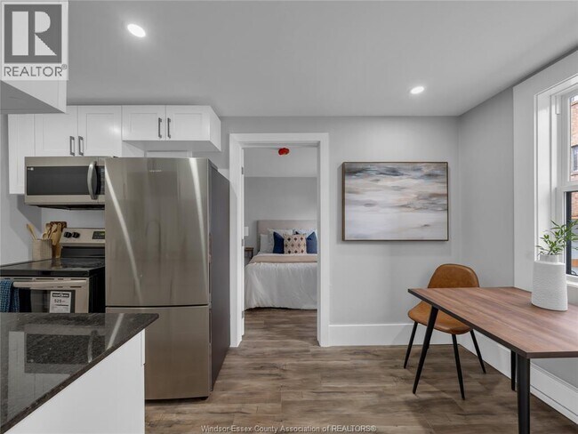 Photo du bâtiment - 1766 University Ave W